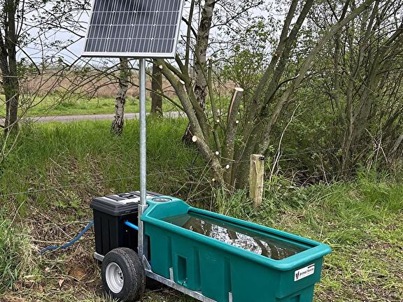 Twee mobiele solar weidedrinkbakken