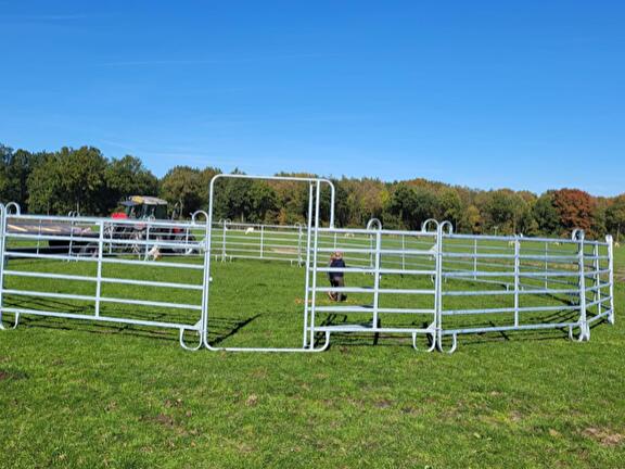 Mobiele stallen, verplaatsbare hekken en een roundpen van Ø 17 mtr.